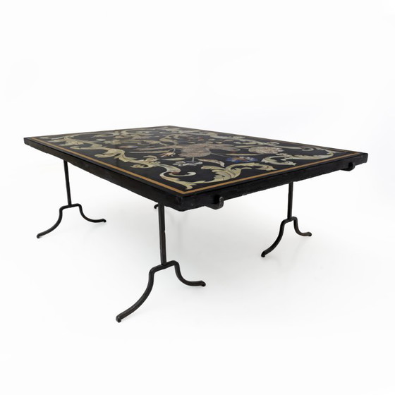 Image 1 of 20e-eeuwse Italiaanse handgemaakte salontafel met smeedijzeren frame en ingelegd marmeren blad