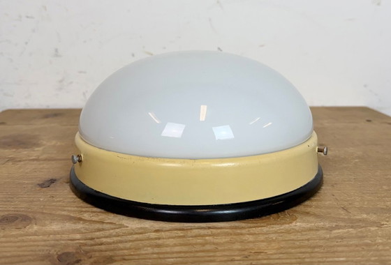 Image 1 of Industriële bakelieten wand- of plafondlamp met melkglas, jaren 1950