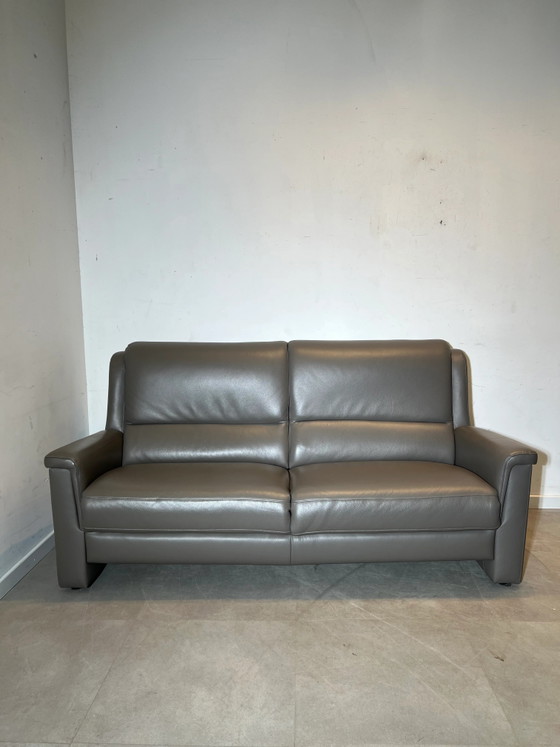Conjunto de sofá moderno de piel con sillón reclinable. – Zona de estar (photo 2 of 5)