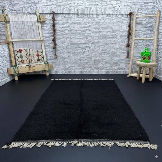 Image 1 of Alfombra negra hecha a mano de 250 cm x 150 cm.