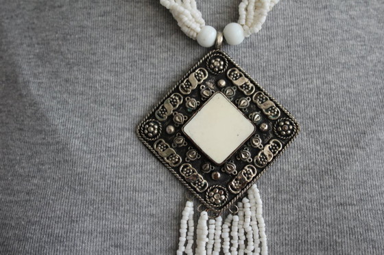 Image 1 of Collier en perles de rocaille blanches, multi-rangs avec un grand pendentif, style ethnique, fait main