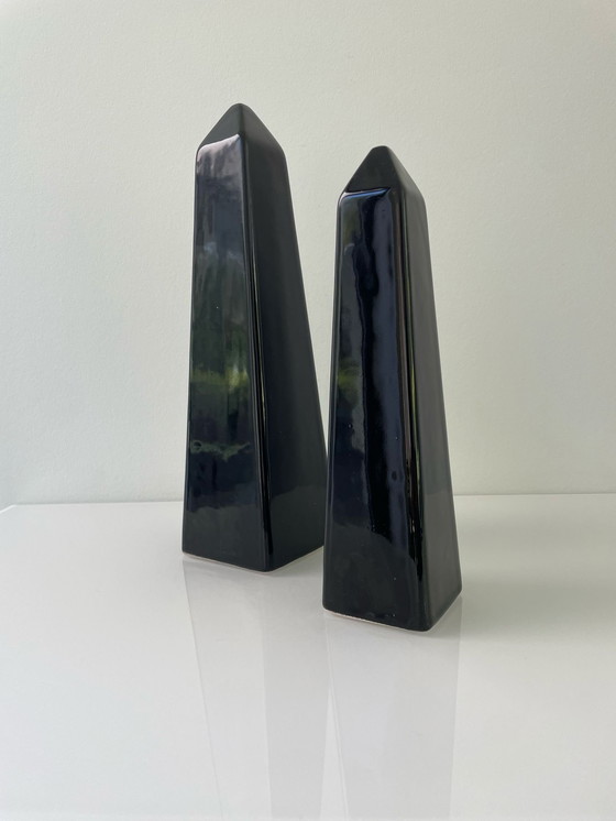 Image 1 of 1980er Jahre Satz von zwei Keramik-Obelisken, Memphis-Stil