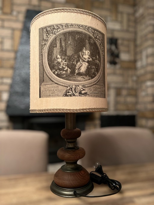 Beautiful vintage table lamp with a motif. Made of wood and metal. Height: 59 cm. Lampshade diameter: 30 cm.