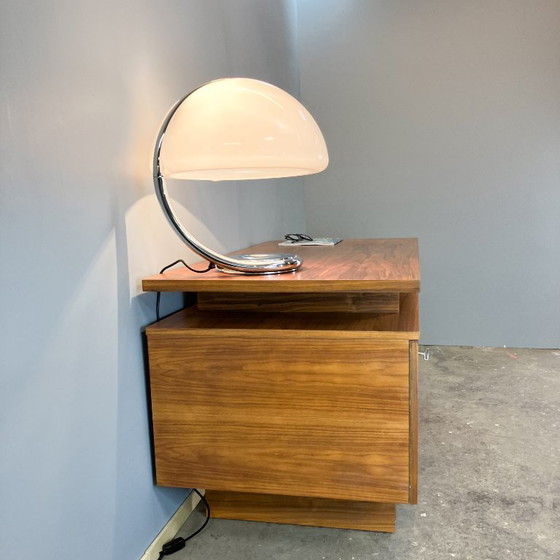 Image 1 of Bureau uit het midden van de 20e eeuw in Bauhaus-stijl, walnoothout, jaren 60.