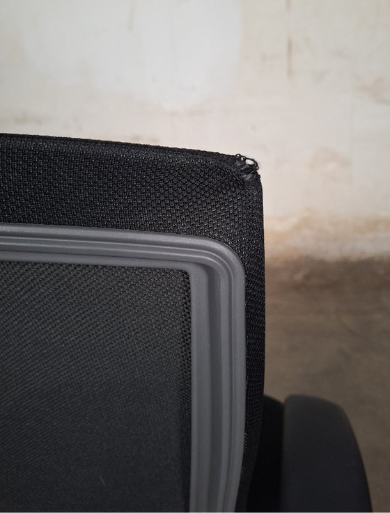 Image 1 of Silla de oficina Knoll de malla negra con reposabrazos ajustables