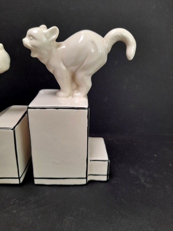 Image 1 of Een paar art-deco boekensteunen met een kat en een hond.