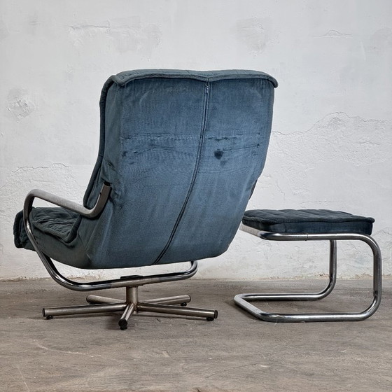 Image 1 of Sillón de acero tubular azul/gris con reposapiés, década de 1960 – Estado original