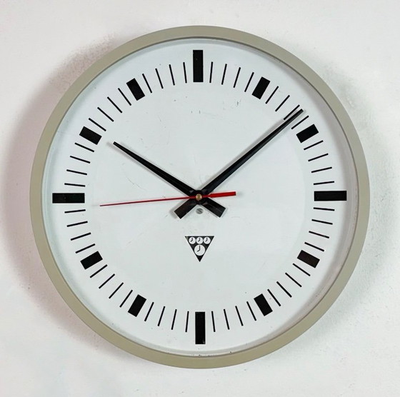 Image 1 of Industrielle graue Bakelit-Wanduhr von Pragotron, 1970er Jahre