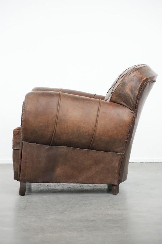Image 1 of Poltrona antica in pelle di pecora dall'aspetto lussuoso e rifinita in legno