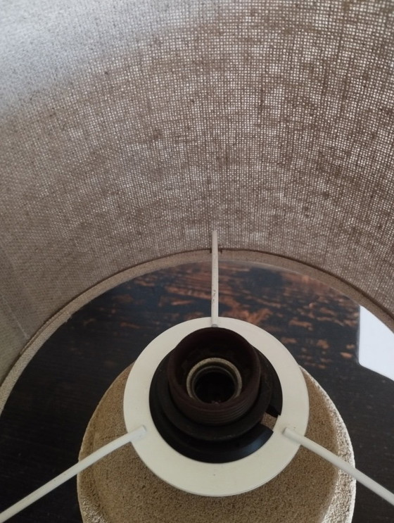 Image 1 of Klein nachtlampje uit de jaren 70 met voet van aardewerk en cilindervormige lampenkap van jute.