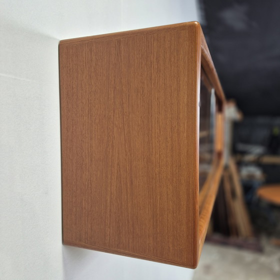 Image 1 of Buffet suspendu vintage danois Dyrlund des années 1960, meuble vitrine mural