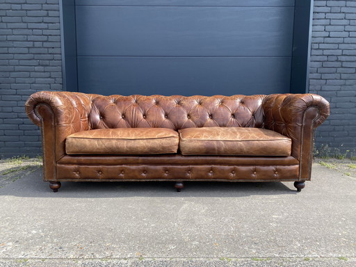 Magnifique canapé Chesterfield ancien, cigares, cognac