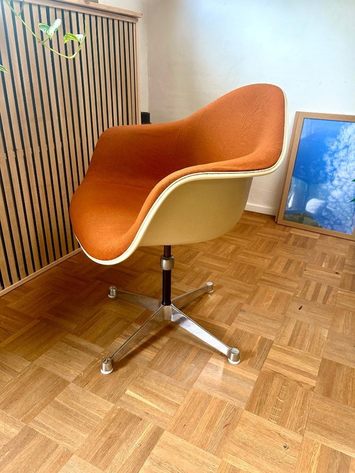 Sehr schöner Vintage-Eames-PAC-Schalenstuhl von Vitra – bureaustoelen, Textile, Aluminium