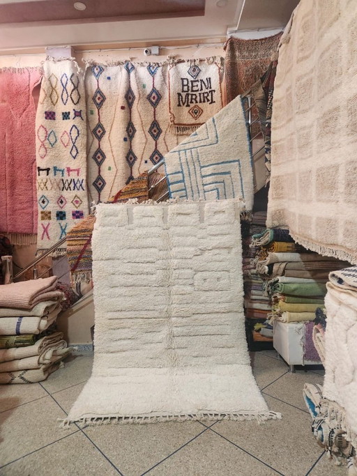 Minimalistisch Beni Ouarain tapijt 250x150 cm – Handgemaakt Marokkaans wollen tapijt – Ivoorkleurig Berberdesign met textuur