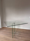 Esstisch aus Glas im Stil „Leon Rosen“ mit facettierter Kante.