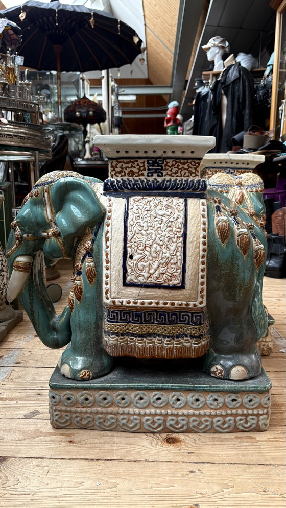 Paire de grands sièges de jardin en céramique émaillée chinoise en forme d'éléphant – Tables d'appoint (photo 3 of 12)