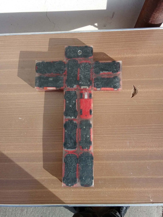 Image 1 of Croix religieuse artisanale – Inclusion de 13 Ferrari
