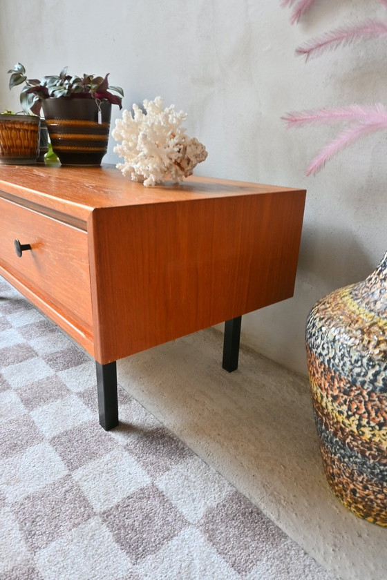 Image 1 of Vintage Lowboard Met Lades – Tijdloos Design