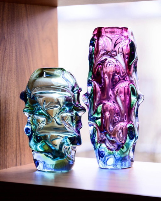 Raro dúo de jarrones escultóricos de vidrio checo "Hélice" Jan Beránek y Jan Kotík