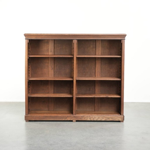 Práctica librería antigua holandesa de roble de principios del siglo XX con un aspecto auténtico.