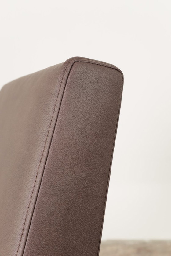 Image 1 of Sedia da salotto scandinava in pelle vegeta color taupe scuro Design classico in legno color noce