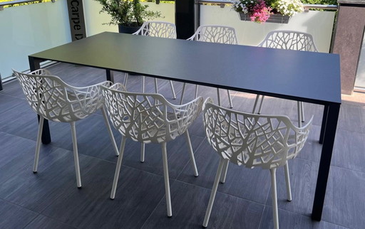 Fast Forest armchair in cream white / Outdoor table in aluminum with ceramic top