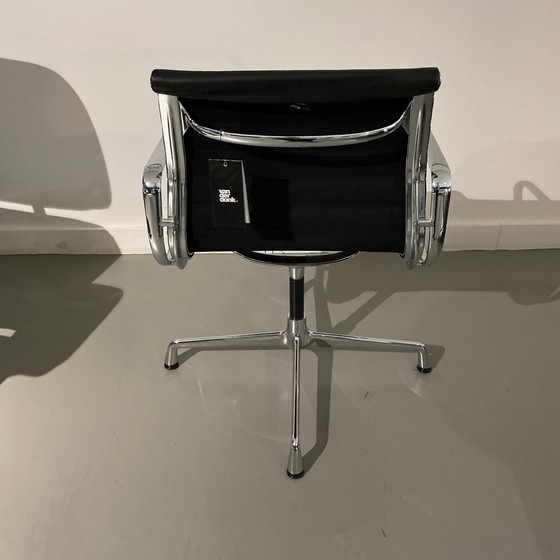Image 1 of Vitra Eames EA 104