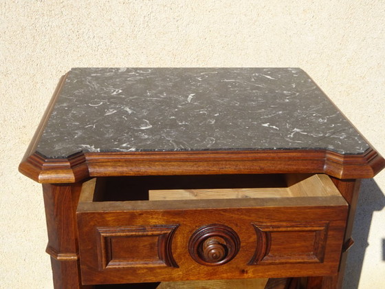 Image 1 of Mesita de noche de nogal estilo Luis Felipe con falsos cajones