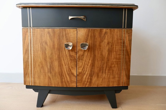 Image 1 of Ensemble de chambre à coucher remis à neuf, de style Mid Century - Noyer strié, Grachtengroen et accents argentés