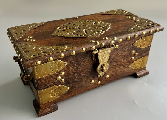 Image 1 of Handgemaakte houten doos met messing beslag – decoratief vintage stuk