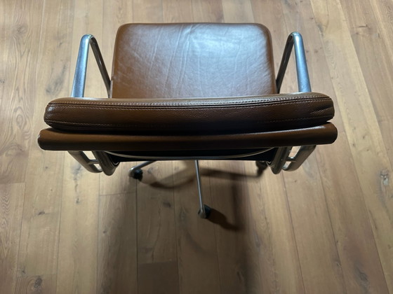 Vitra Vitra Eames soft pad bruin lederen stoel (model EA 217), Bureaustoelen, Aluminium, Leer (foto 3 van 6)
