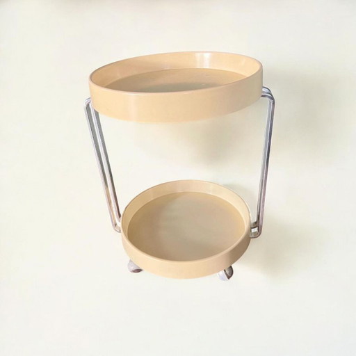 Original runder Space Age Servierwagen aus den 1970er Jahren auf vier Rollen, aus Chrom und massivem Holz mit Kunststoffüberzug.
