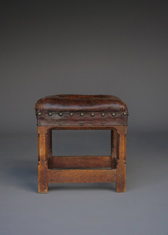 Image 1 of Kleine leren kruk van Gordon Russell voor Russell & Sons. 1920s