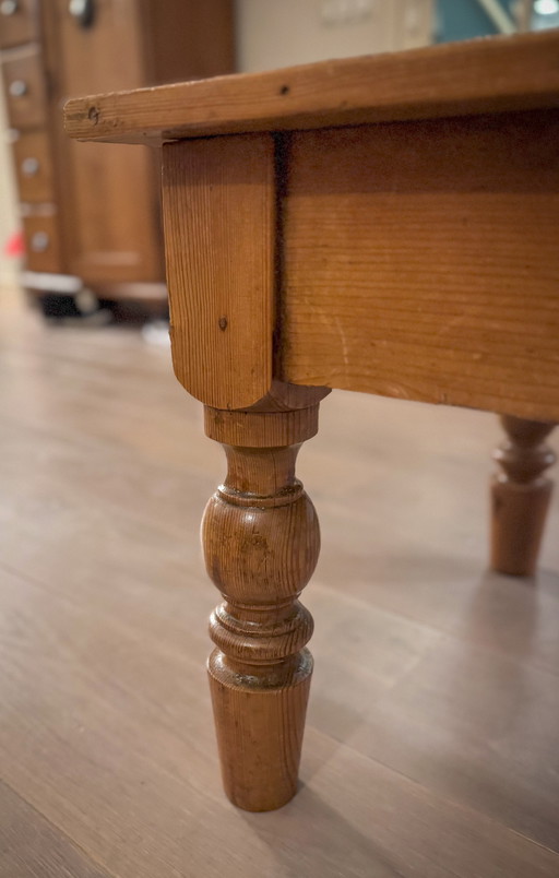 Coffee Table Antique Pine in Good Condition