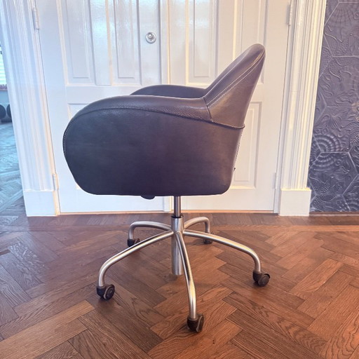 Schalensitz mit Etikett – Leder – drehbar – auf Rädern