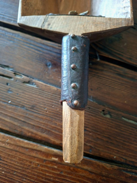 Image 1 of Decorazione vintage a forma di pala in legno, pelle e metallo - Artigianato rustico da fattoria