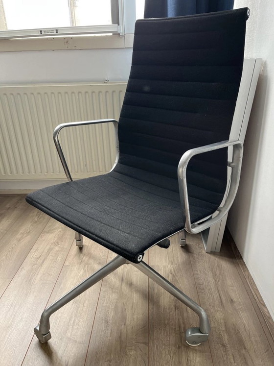 Vitra Eames EA117 - Vintage, not 5, but 4 legs – Swivel chairs, Aluminium (photo 3 of 19)