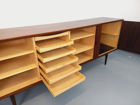 Image 1 of Vintage Scandinavisch dressoir van palissanderhout, ontworpen door de Deense designer Arne Vodder, daterend uit de jaren 60.