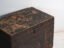 Baule antico dipinto in legno di pino – Cina, circa 1900 – Armadi contenitori, Iron (photo 15 of 40)