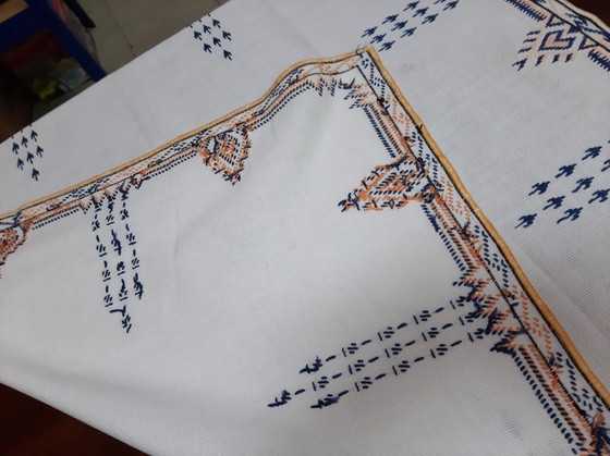 Image 1 of Nappe vintage brodée à la main 78 x 75 cm