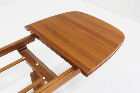 Image 1 of Table de salle à manger ovale extensible vintage danoise en teck massif