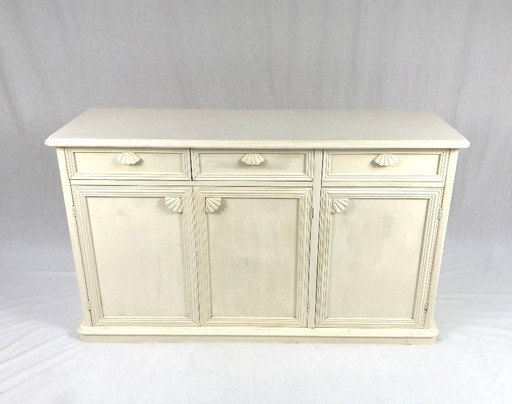 Weißes hohes Sideboard mit Muscheln