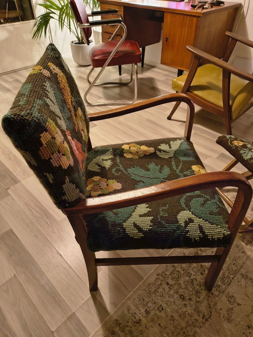 Poltrona ricamata con i tipici colori vintage