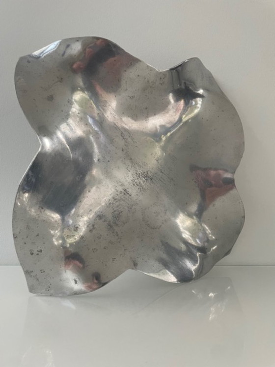 Image 1 of Unieke handgemaakte aluminium schaal met sculpturale bloemvorm
