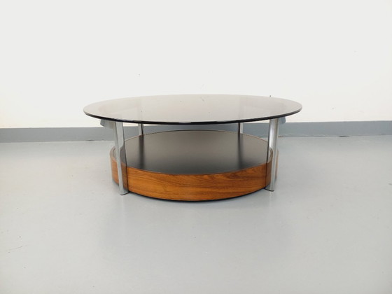 Image 1 of Vintage Italiaanse ronde salontafel uit de jaren 60/70, gemaakt van gebogen palissanderhout, verchroomd metaal en gerookt glas.