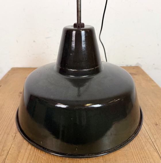 Image 1 of Industriële zwarte emaille fabriekslamp met ijzeren bovenkant, jaren 1950