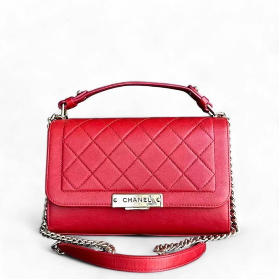 Image 1 of Borsa Chanel Medium Label Click Flap in pelle di vitello trapuntata e martellata, colore rosso, con finiture dorate, serie 24.