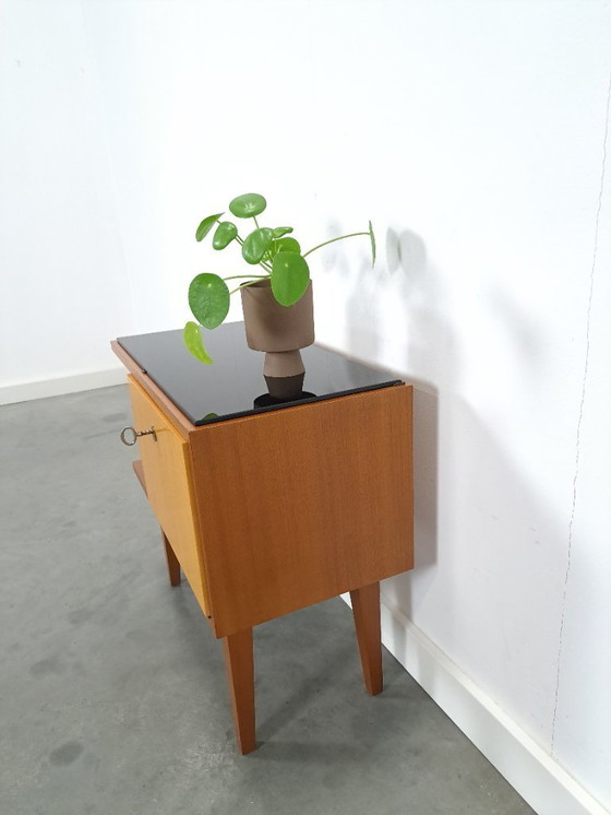 Image 1 of Mid-Century kastje J.D. Freese met klep en zwart opaline glas