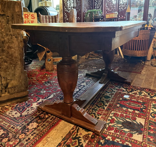 Antiker massiver Bauernhoftisch