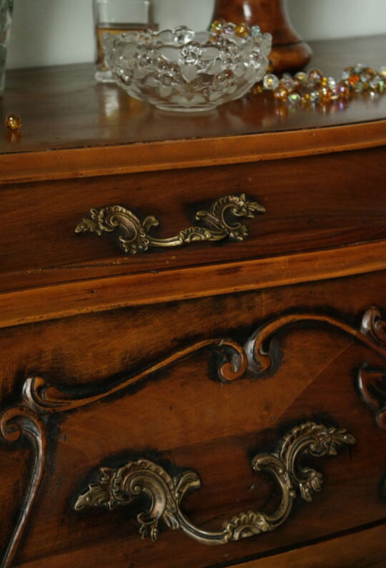 Image 1 of Cómoda sepulcral de nogal estilo Luis XV, siglo XX